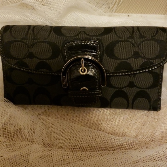 Coach Handbags - Coach Signature wallet